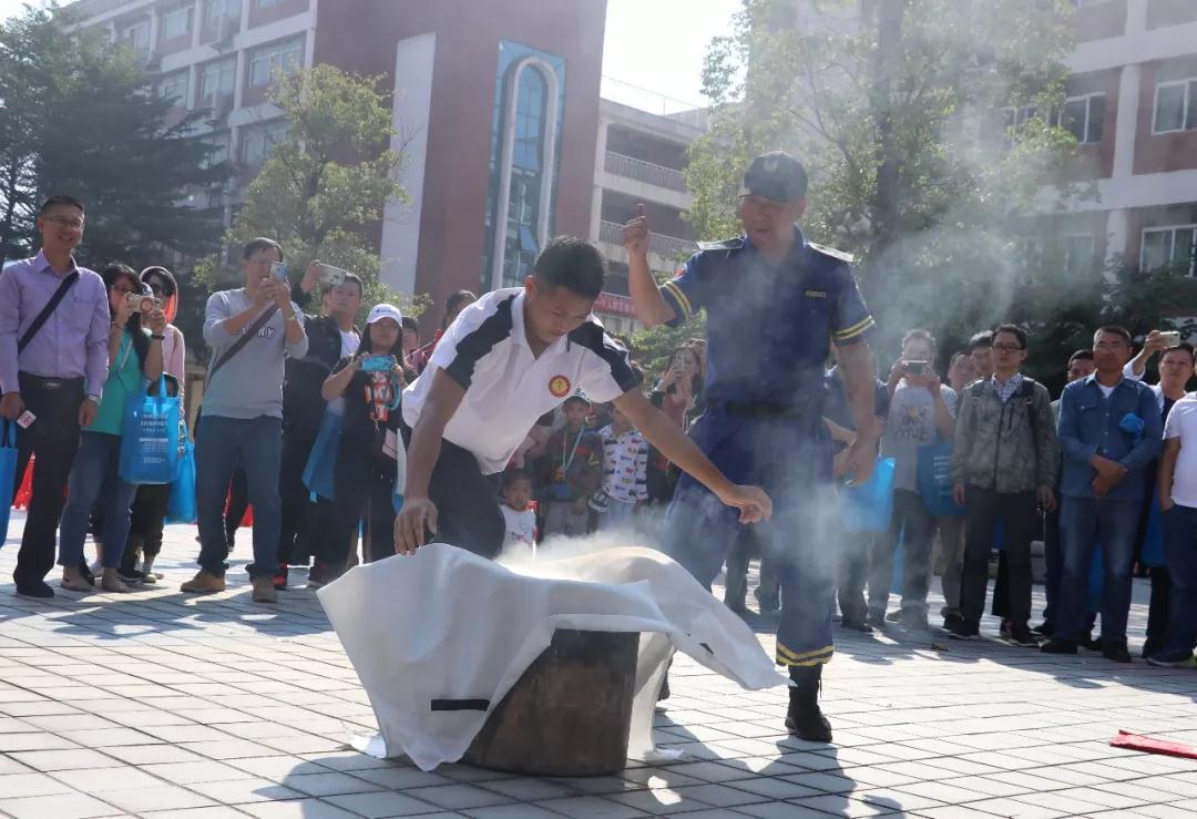 学习如何用灭火毯扑火.jpg